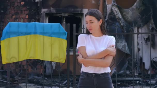 미디엄은 우크라이나 국기를 배경으로 폭격을 도시의 거리에 여성을 껴안고 사진을 — 비디오