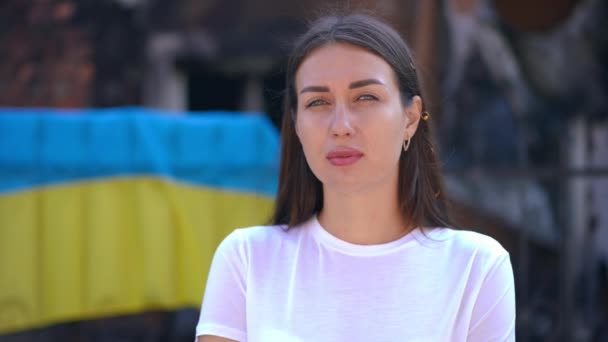 Lesújtott Frusztrált Pózol Háttérben Ukrán Zászló Szabadban Lassított Felvételen Portré — Stock videók