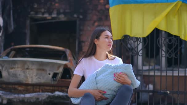 Pensativo Triste Hermosa Madre Ucraniana Joven Sacudiendo Manta Envoltura Bebé — Vídeos de Stock