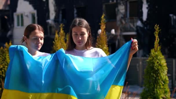 Dos Hermosas Mujeres Jóvenes Posando Con Bandera Ucraniana Calle Arruinada — Vídeo de stock