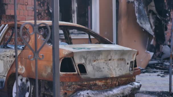 Spalił Samochód Zbombardowanym Domu Zrujnowanym Mieście Ukrainie Kamera Żywo Porusza — Wideo stockowe