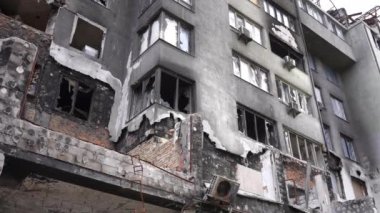Bombalanan binanın dış duvarı Kyiv Ukrayna 'da kırık camlı. Bulutlu bir günde harap olmuş bir ev. Yavaş çekim