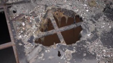 Açık havada bomba deliği olan yanmış bir çatı. Kiev Ukrayna 'da yıkılmış bir mülkün etrafında dönen canlı kamera. Rus-Ukrayna savaşı ve askeri hava saldırısı konsepti