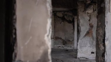 Kiev Ukrayna 'daki yanmış boş konutlarda soldan sağa tarama. İçerisi harap olmuş bina duvarları ve tavan küllerle dolu. Savaş ganimeti.