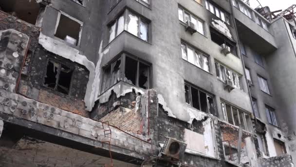 Bombalanan Binanın Dış Duvarı Kyiv Ukrayna Kırık Camlı Bulutlu Bir — Stok video