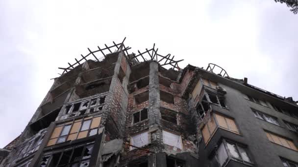在阴天的背景下 乌克兰基辅被毁房屋的底部角度视图 被炸毁的住宅在首都室外被炸毁 慢动作 — 图库视频影像