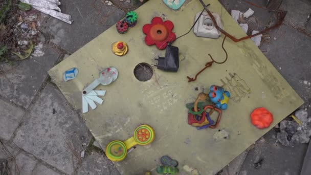 Top Widok Zabawki Dla Dzieci Chodniku Zbombardowanym Zrujnowanym Mieście Kijowie — Wideo stockowe