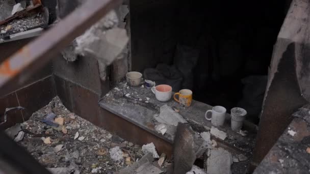 屋根のない爆撃された家の窓辺の灰のカップからズームアウトします ロシア ウクライナ戦争で破壊された スローモーション — ストック動画