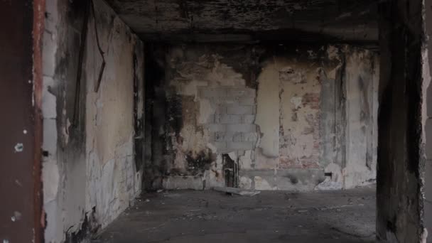 Weitschuss Zerstörte Gebäude Mit Verbrannten Wänden Drinnen Der Ukraine Kiew — Stockvideo