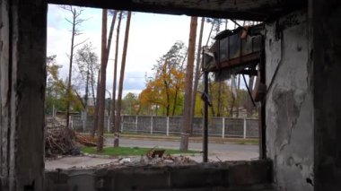 Autumn Town caddesi açıkken içeriden bombalanmış bir bina. Hava saldırısı bombardımanından sonra Ukrayna 'da geniş açılı küçük bir şehir. Yavaş çekim
