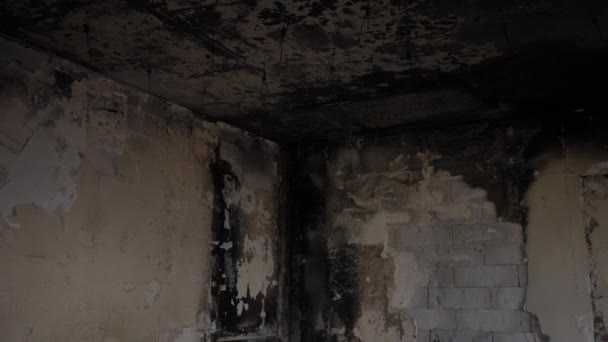 Spalony Sufit Ściany Zrujnowanym Pustym Budynku Bez Ludzi Środku Czarny — Wideo stockowe