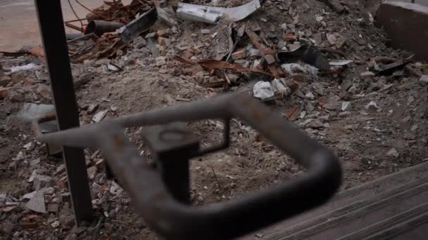 重点从垃圾垃圾堆和被炸房屋的残留物到生锈的金属 被毁的建筑部分在室外被毁 慢动作 — 图库视频影像