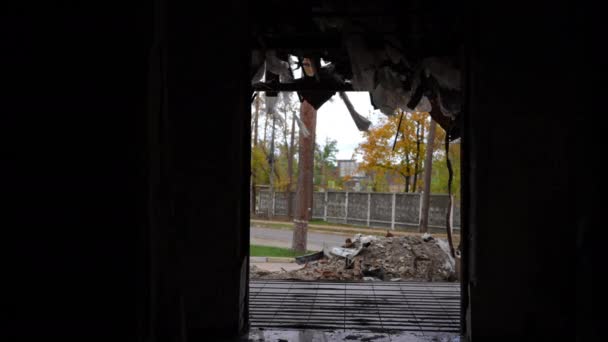 Blick Aus Dem Inneren Eines Zerbombten Zerstörten Hauses Auf Müll — Stockvideo