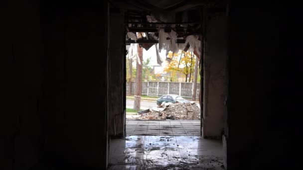 Strzelanina Wnętrza Zniszczonego Budynku Przejeżdżającym Samochodem Zewnątrz Tłem Zniszczony Obiekt — Wideo stockowe