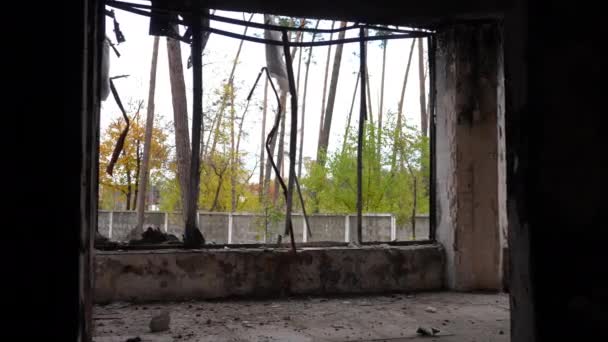 Large Fenêtre Ruine Sans Verre Après Bombardement Aérien Jour Automne — Video