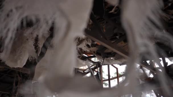 Materiały Budowlane Zwisające Zbombardowanego Zniszczonego Sufitu Zrujnowanym Domu Kąt Dolny — Wideo stockowe