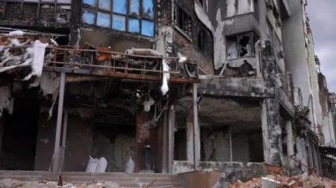 Yıkık dökük apartman giriş merdivenlerine canlı kamera yavaş çekimde yaklaşıyor. Ukrayna 'nın Kyiv banliyösündeki bombalanmış eve yakınlaş