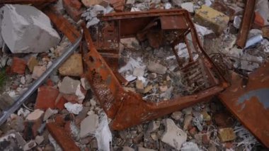 Ukrayna 'nın bombalanmış şehrinde hurdaya dönmüş metal tuğlalar ve küller. Bombardıman saldırısından sonra kasabada yakın plan savaş çöpleri. Rus askeri işgal kavramı