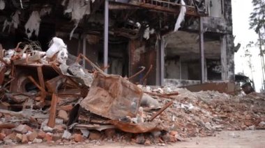 Canlı kamera yanmış, harap olmuş, bombardıman altındaki binadan arta kalan paslı arabayı yakalıyor. Ukrayna 'nın Ukrayna' nın Kyiv banliyösündeki yıkık dökük evdeki harabe araç çöpüne yakınlaş