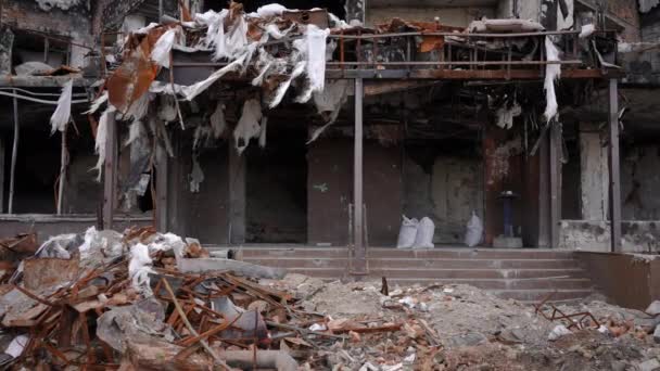 Widok Przodu Zniszczone Wejście Budynku Mieszkalnego Zewnątrz Śmieciami Zniszczony Sufit — Wideo stockowe