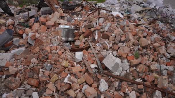 Цеглини Метал Землі Бомбили Місто Відкритому Повітрі Залишки Зруйнованого Будинку — стокове відео