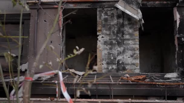 Einschusslöcher Mauern Ohne Fenster Freien Einer Zerstörten Zerbombten Stadt Ukrainischen — Stockvideo