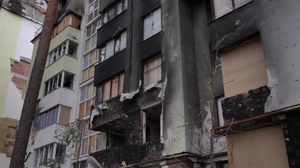 Verbrannte Wand Eines Mehrstöckigen Wohnhauses Kiew Ukraine Freien Beschädigtes Bürgerhaus — Stockvideo