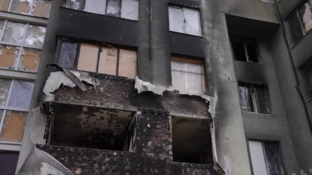 불타는 건물을 창문은 나무와 필름으로 닫았다 우크라이나 교외의 파괴된 민가입니다 — 비디오