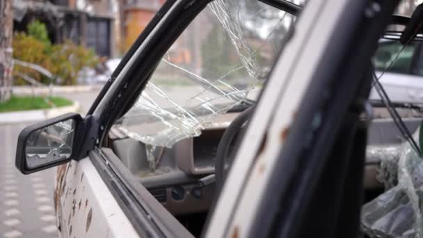 Şehrin Dışında Cam Kırıkları Olan Bombalanmış Bir Arabanın Yan Camı — Stok video
