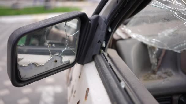 Açık Havada Kurşun Delikleri Olan Parçalanmış Arabanın Kırık Yan Aynası — Stok video