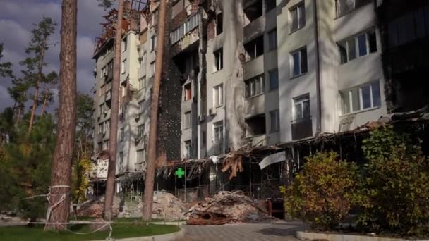 Dachlose Bomben Zerstörten Haus Ohne Fenster Freien Einem Herbsttag Kiew — Stockvideo