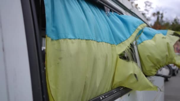 Підніміть Бічні Вікна Фургона Який Висить Українському Прапорі Блакитний Жовтий — стокове відео