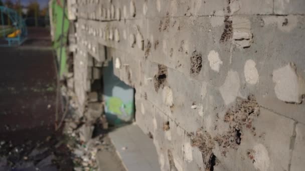 墙壁上有炮孔 后面有炸弹孔 乌克兰基辅被导弹炸毁的被毁建筑的侧角视图 慢动作 — 图库视频影像
