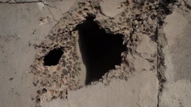 Dışarıdaki binanın duvarına yakın çekim topçuları ateş ediyor. Kyiv Ukrayna 'da yıkılmış bir ev. Savaş kavramını durdur