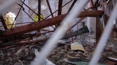 Arka planda bina duvarı olan harap metal yapılar. Ukrayna 'nın Kiev Ukrayna açıklarında bombalanan hasarlı şehir. Bombardıman ve savaş