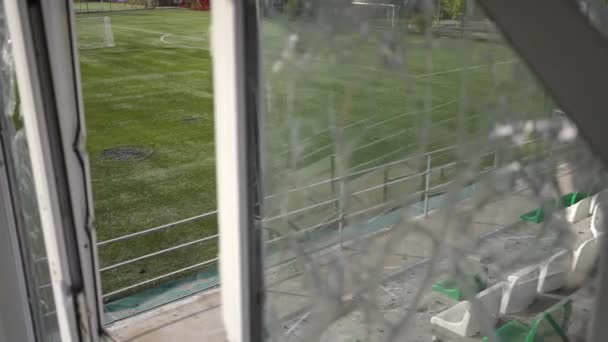 Campo Esportes Vazio Dia Outono Com Vidro Janela Quebrado Borrado — Vídeo de Stock