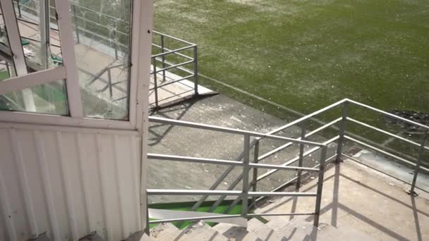 Sobras Vidro Partido Nas Escadas Campo Desportivo Com Cabine Comentaristas — Vídeo de Stock
