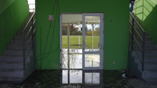 Stłuczone Szklane Drzwi Kałużą Deszczową Zniszczonym Budynku Ukrainie Kijów Kamera — Wideo stockowe
