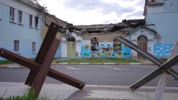 Förstört Skadad Byggnad Kiev Förorten Ukraina Med Tjeckiska Igelkottar Gatan — Stockvideo