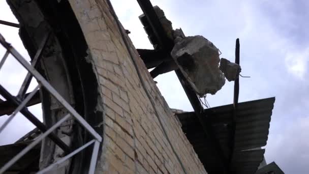 底部景观摧毁了悬挂在室外天空背景下的房屋墙壁残余物 在基辅被炸毁的建筑乌克兰 空袭和轰炸 — 图库视频影像