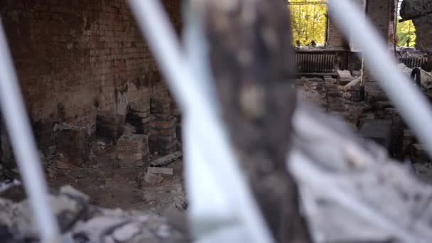 Disparos Través Ventana Rota Destruido Edificio Tierra Kiev Ucrania Interior — Vídeos de Stock