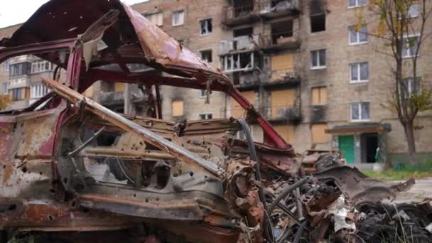 Panning Langs Restjes Gebombardeerde Afgebrande Auto Straat Kiev Oekraïne Live — Stockvideo