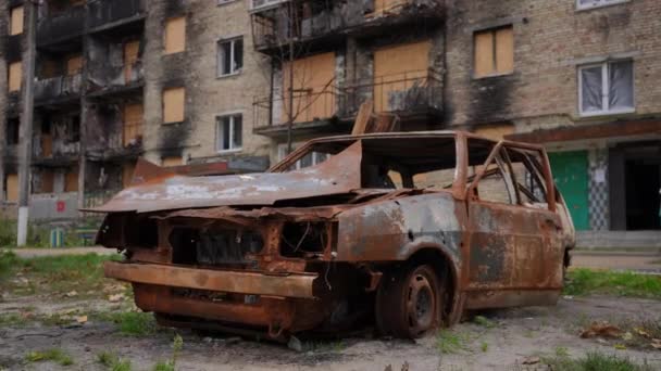 Rostiges Ausgebranntes Auto Zerbombtem Wohnhaus Der Kiewer Straße Der Ukraine — Stockvideo