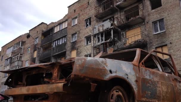 Zerstörtes Haus Mit Verschwommenem Rostigen Ausgebrannten Auto Vor Der Tür — Stockvideo
