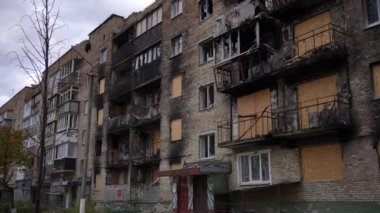 Dışarıdaki pencerelerde cam olmayan bombalı bir bina duvarı. Geniş açı Kyiv Ukrayna 'daki sivil sarayı tahrip etti. Bombardıman saldırıları ve savaş kavramı