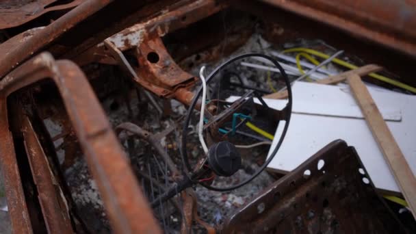 Zbombardowane Wnętrze Zniszczonego Samochodu Cywilnego Kamera Żywo Powiększyć Powiększyć Spalonego — Wideo stockowe