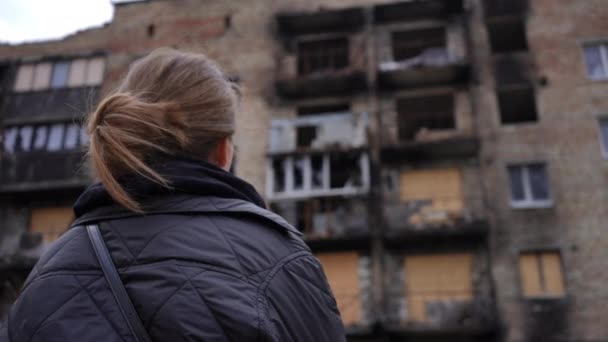 Стріляючи Через Плече Сумної Молодої Української Жінки Яка Дивиться Зруйнований — стокове відео