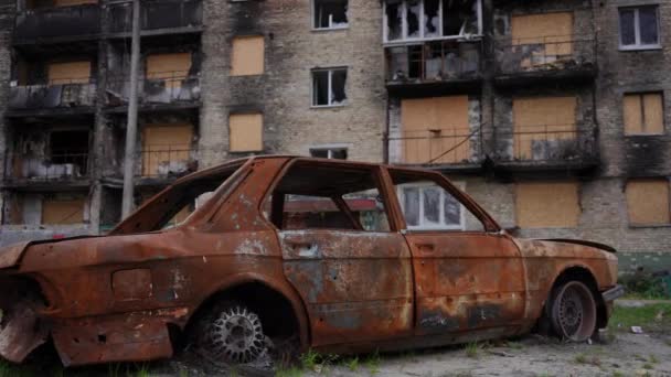 サイドビューは 屋外の灰住宅で路上で自動車を燃え尽きた錆びた ウクライナの荒廃した都市の破壊された車を爆撃しました スローモーション — ストック動画