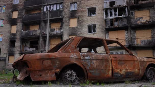 Slow Motion Panning Left Right Burnt Out Car Residential Building — Wideo stockowe