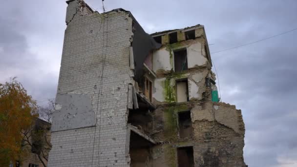 Зруйнований Багатоповерховий Будинок Стінами Зникають Фоні Неба Знищена Цивільна Власність — стокове відео